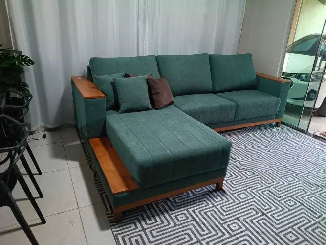 Sofá retrátil flutuante, chaise e detalhes em madeira e carregador nos braços so emcomenda