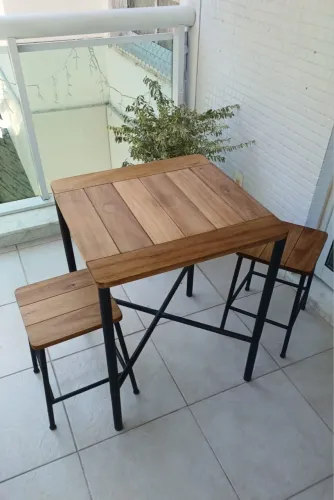 Mesa e bancos de madeira