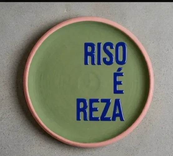 RISO E REZA - PRATO DE BARRO