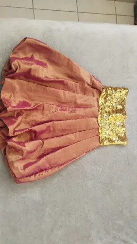 Vestido rodado com busto de brilhantes 