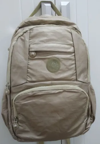 Mochila grande impermeável dourada usada 1x em retorno de viagem 