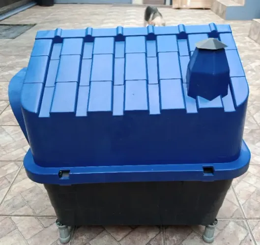 Casinha de cachorro em plástico.