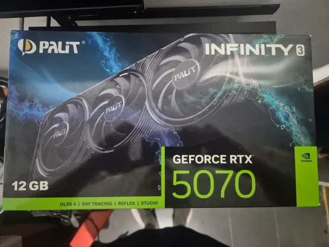 Placa de vicdoe GeForce RTX 5070