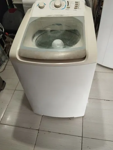 Máquina de lavar roupas Eletrolux 10 kg funcionando