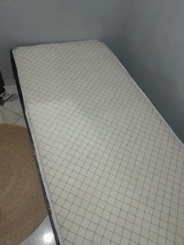 Cama box de solteiro com colcão R$ 300