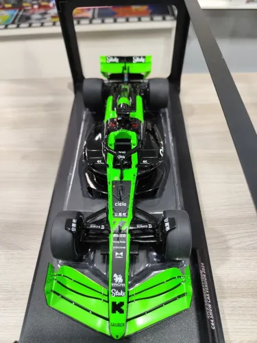Miniatura F1 Kick Sauber C44 2024 Bottas 1:18 Solido - Caixa Acrílica