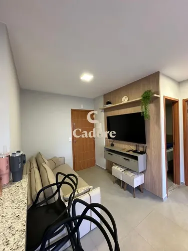 Apartamento no segundo andar, todo reformado internamente, com sala conjugada!