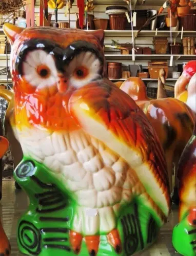 Coruja de cerâmica com pintura automotiva