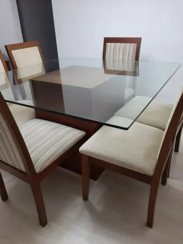 BAIXOU!!! VENDO MESA QUADRADA 1.40 MADEIRA VIDRO 10MM 6 CADEIRAS EXCELENTE ESTADO.