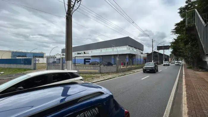 Galpão comercial Taubaté Centro c/1.200m² construído com estacionamento p/ 80 veículos