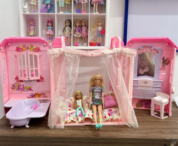 Casa da barbie anos 2000 + 2 bonecas