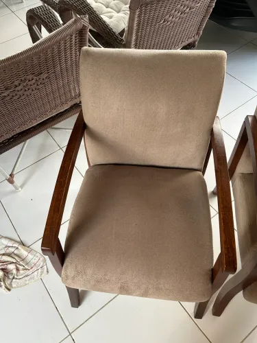 Cadeiras acolchoadas é confortáveis 