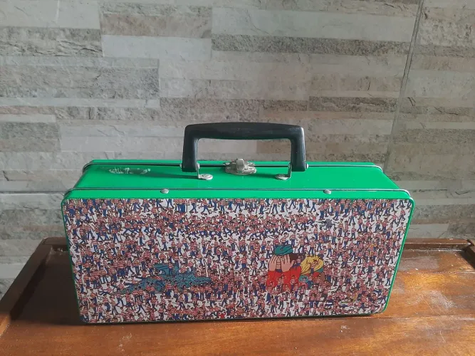Lancheira de lata antiga aonde esta wally