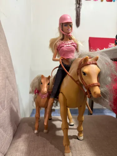 Barbie + cavalo Tawny + baby pônei