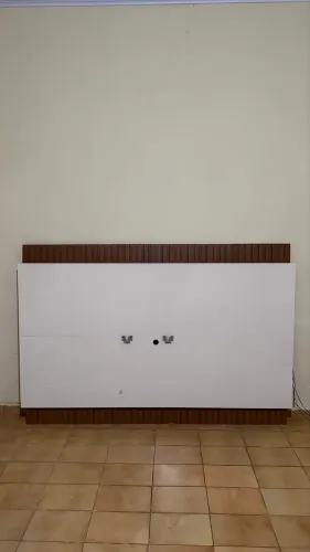 Painel de tv com faixa ripada, com LED