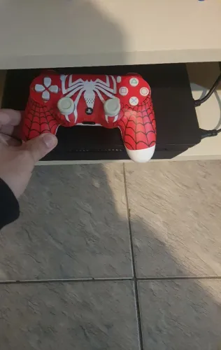 PS4 Slim 1TB<br>(Leitor de cd não está funcionando)<br>1 controles<br>1 Suporte para controle