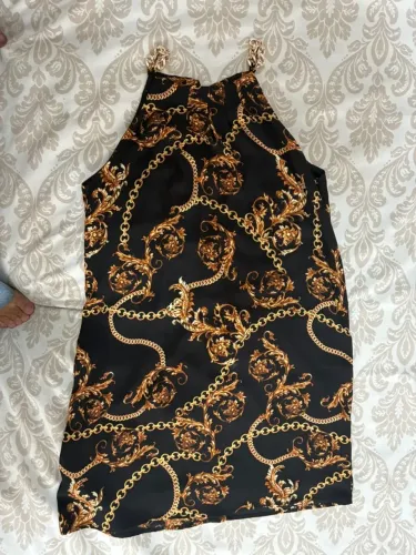 VESTIDO CURTO - PRETO COM ALÇA DE CORRENTE DOURADA