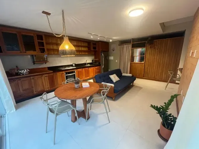 Apartamento rústico térreo com jardim com aquele charme de casa.