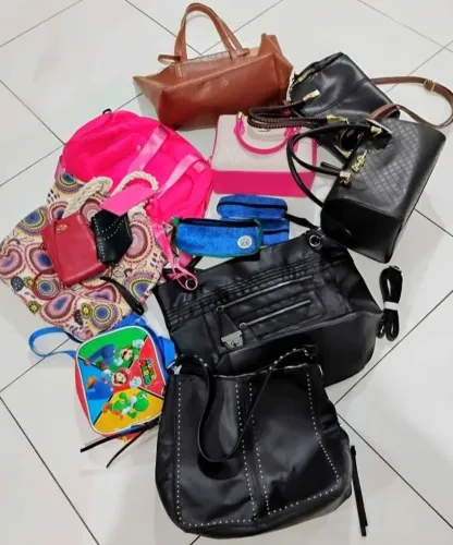 Bolsas usadas para revenda de bazar em ótimo estado de conservação.