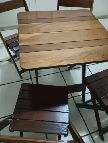 Mesa de madeira dobrável com 4 cadeiras