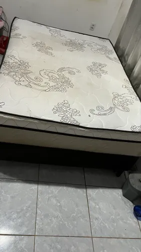 Cama de casal em ótimo estado