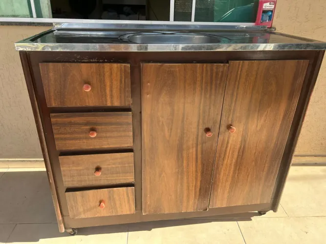 Armário com pia de inox