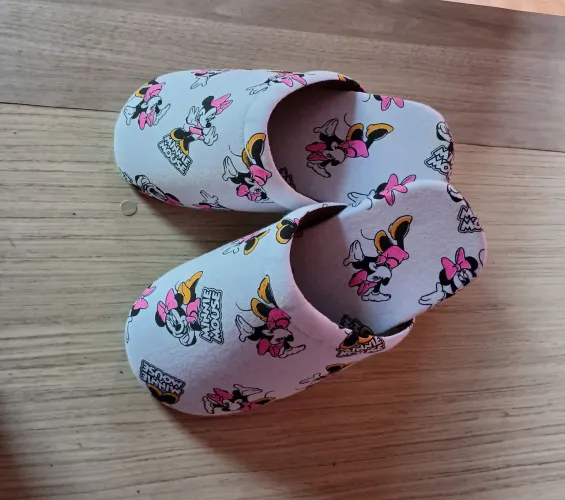 Pantufas em malha com estampas da Minie 