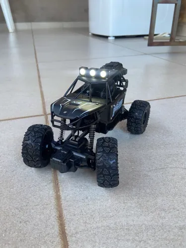 Carrinho de Controle Remoto Off-Road Novo - Solta Fumaça, Luzes LED e Super Rápido