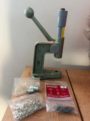 Máquina Manual de Aplicar Botões e Ilhoses Cardenas Balancim 100 na cor verde