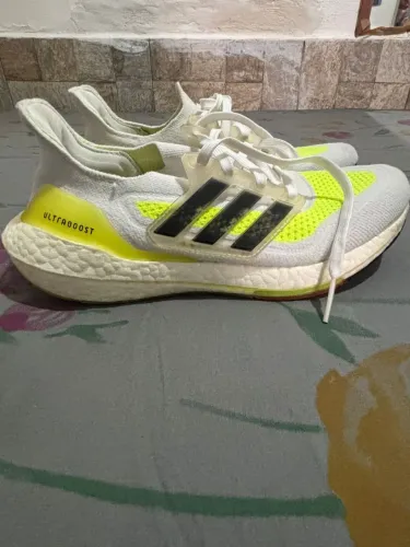 Tênis ? Ultraboost adidas usado tênis de corrida / treino ou passeio