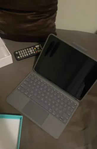 iPad 9ª Geração 64GB + Logitech Combo Touch