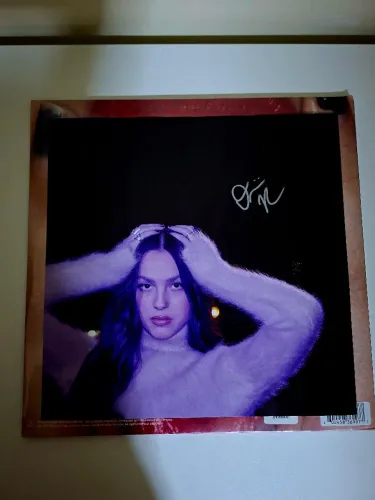 VINIL AUTOGRAFADO GUTS OLIVIA RODRIGO