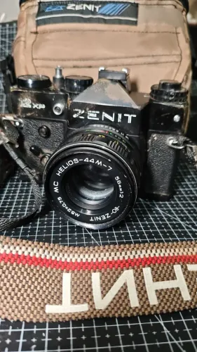 Câmera Zenit com lente Hélios 44-7