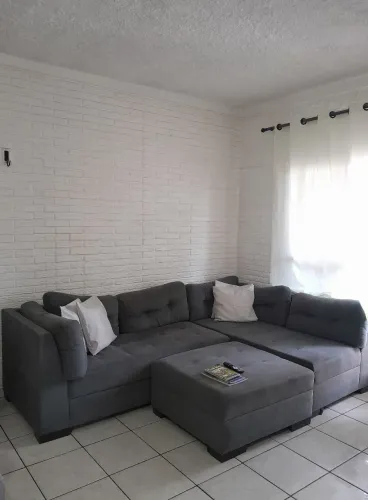 Vende-se um confortável sofá.