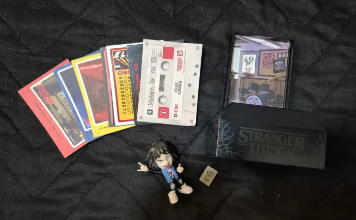 Action figure Yume Eddie Stranger Things aberta faltando guitarra