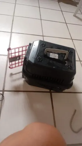 Esse é  uma caixa transporte pra gato  