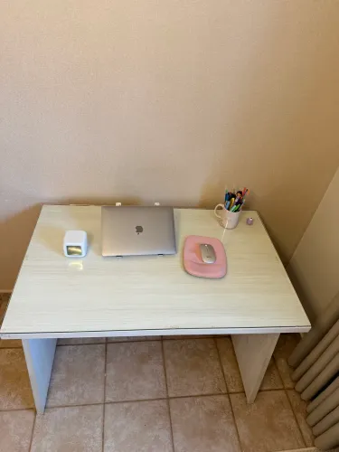Mesa para escritório de mdf e vidro protetor