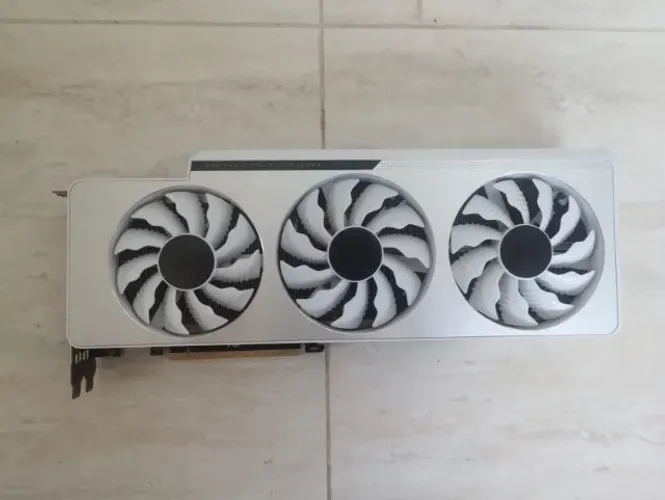 RTX 3080 Ti em bom estado, com leves imperfeições - funcionando perfeitamente - sem caixa