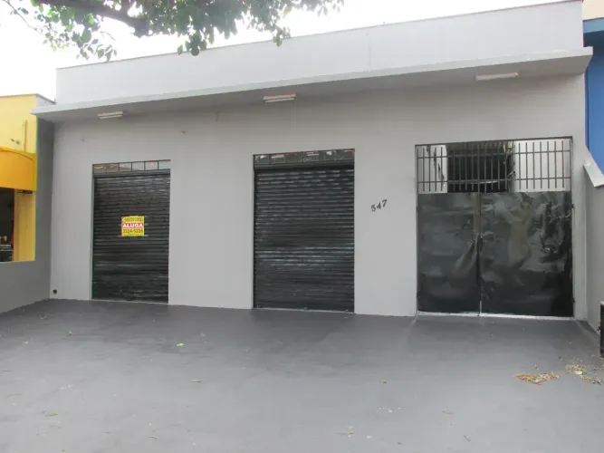 Salão comercial no Jd. Leonor, com fundos e garagens.