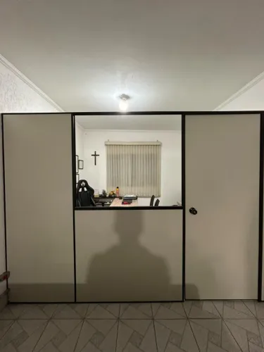 Divisória de ambiente de Eucatéx na metragem 3,00 X 2,10 com porta e chaves