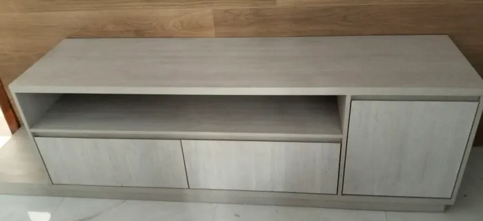 RACK NOVO , EM MDF DE PRIMEIRA LINHA, COM DESIGN MODERNO E EM PERFEITO ESTADO,