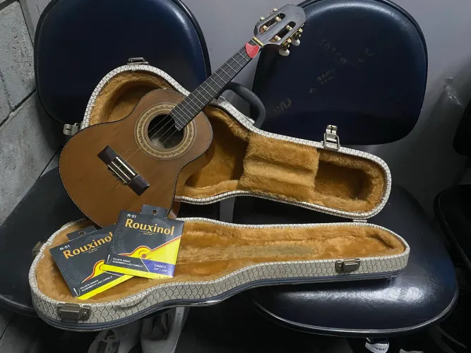 Cavaquinho feito em Luthieria - Ano 2001 Capa modelo Luxo couro branco estofado
