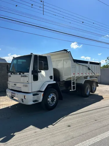 Cargo 2428 caçamba 