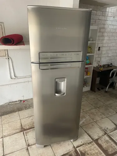 Vendo geladeira Electrolux inox frost fre 110 vts funcionando perfeitamente