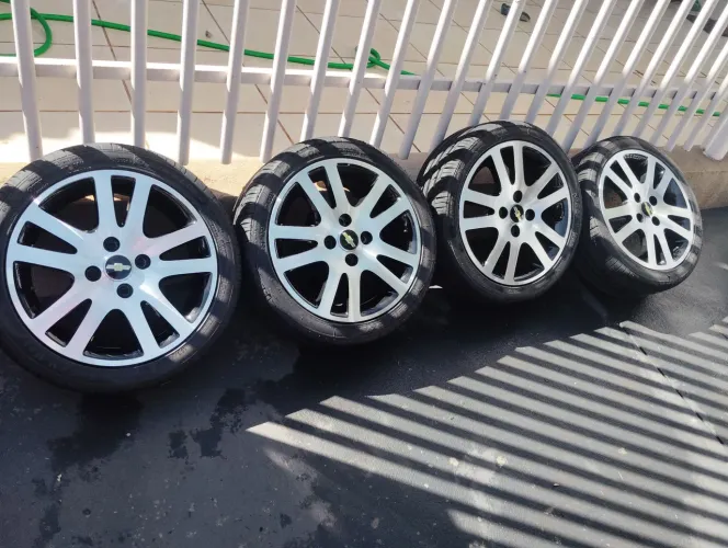 Vendo rodas e pneus