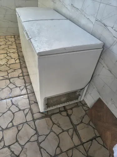 Freezer Horizontal 2 portas em bom estado, com rodinhas e gelando.