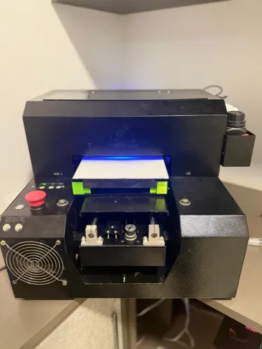 IMPRESSORA UV LED A4 - CMYK + BRANCO + VERNIZ + MESA DE VÁCUO