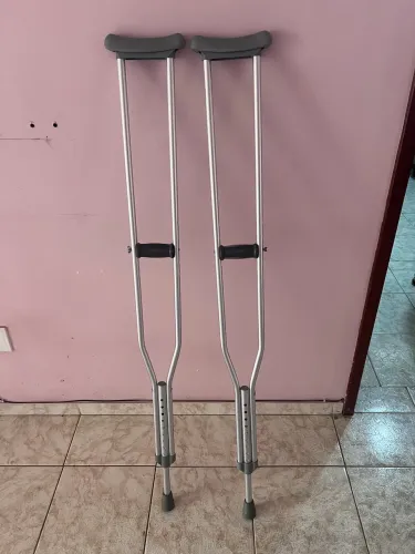VENDO PAR DE MULETAS NOVAS
