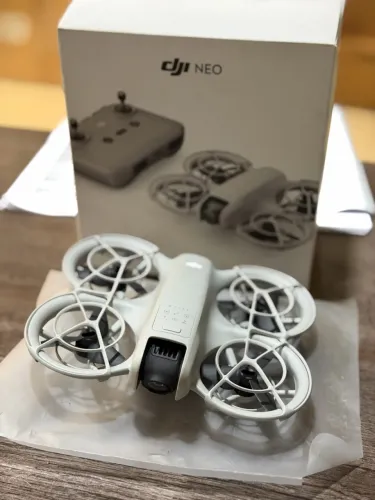 Drone DJI Neo standard (controle por smartphone)