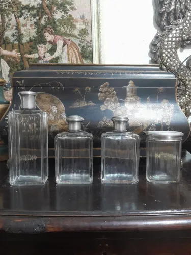 Antigo conjunto perfumeiros e porta algodão/cotonetes em cristal e prata